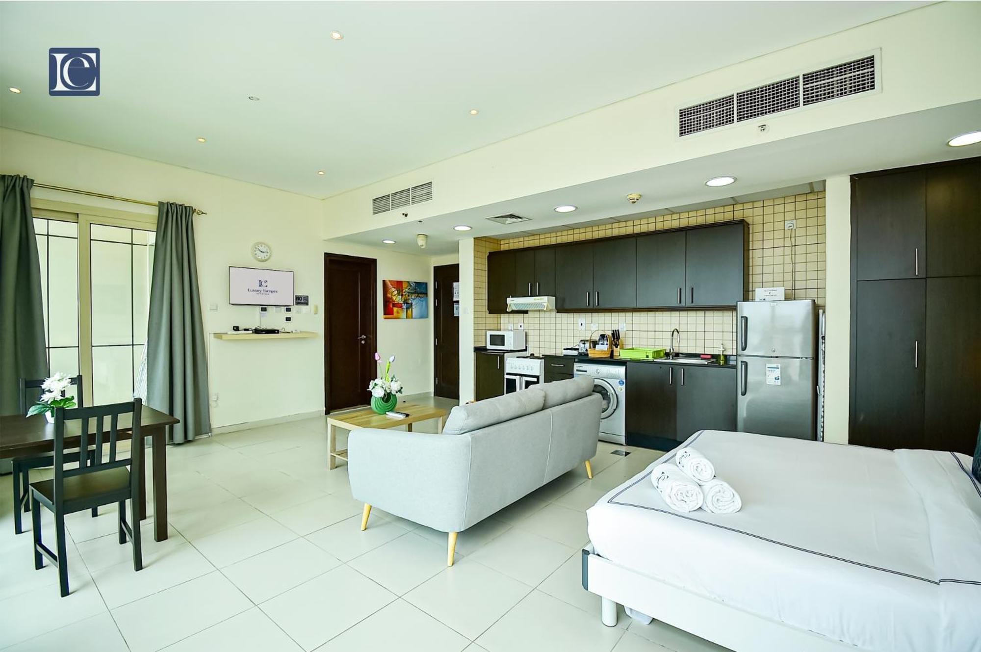 Luxury Escapes - Furnished Studio With Balcony In Royal Oceanic Дубай Экстерьер фото