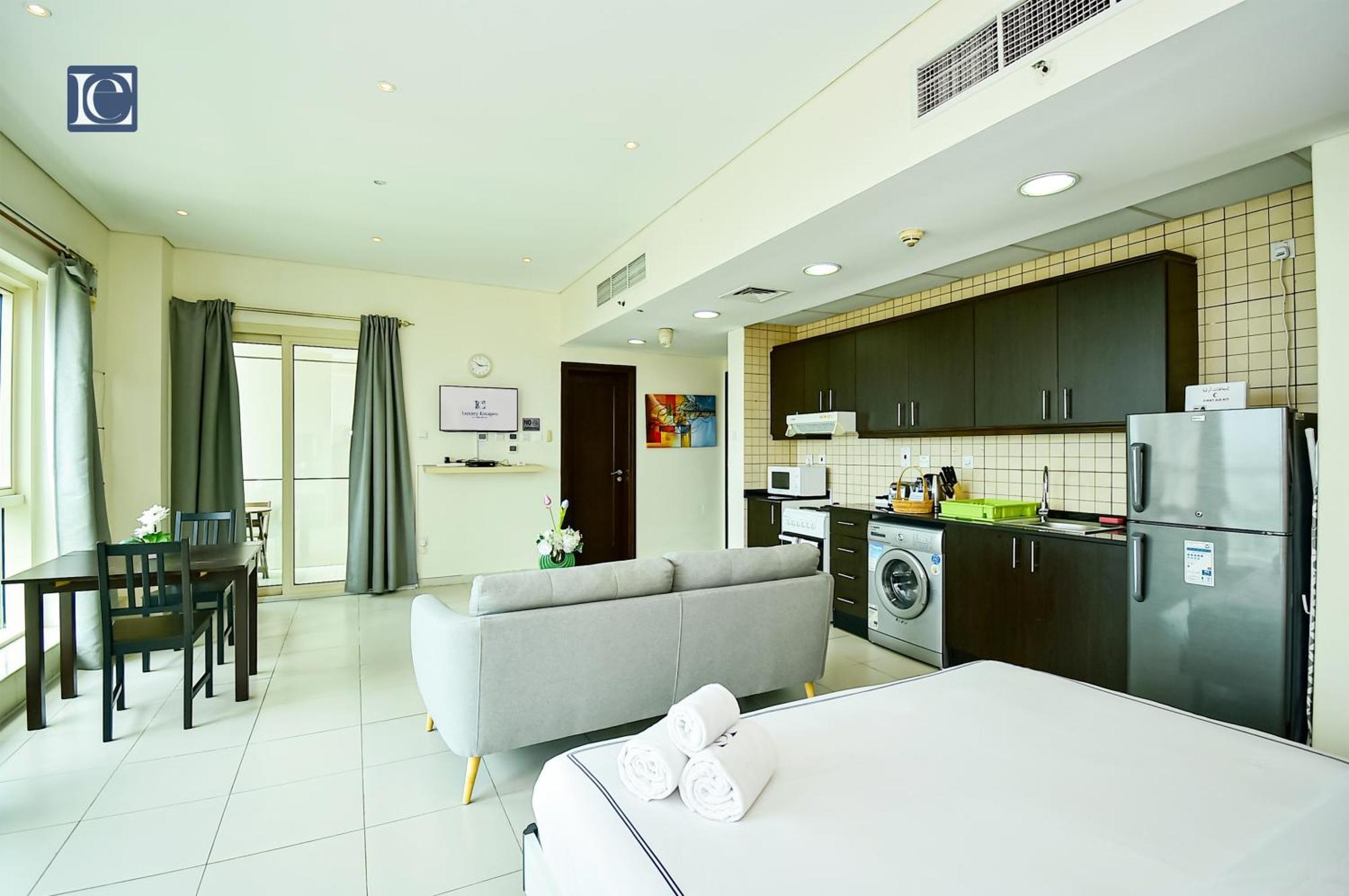 Luxury Escapes - Furnished Studio With Balcony In Royal Oceanic Дубай Экстерьер фото